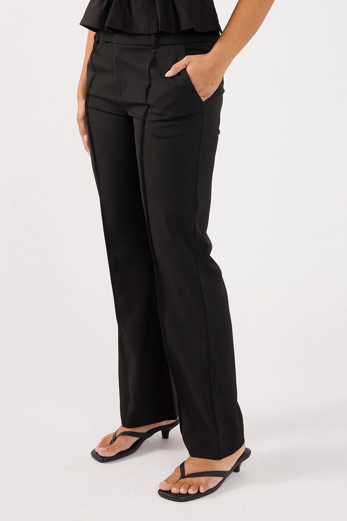 Tagless label Tagless Design Perfect Stranger Nylah Low Rise Pintuck Tailored Pant Black