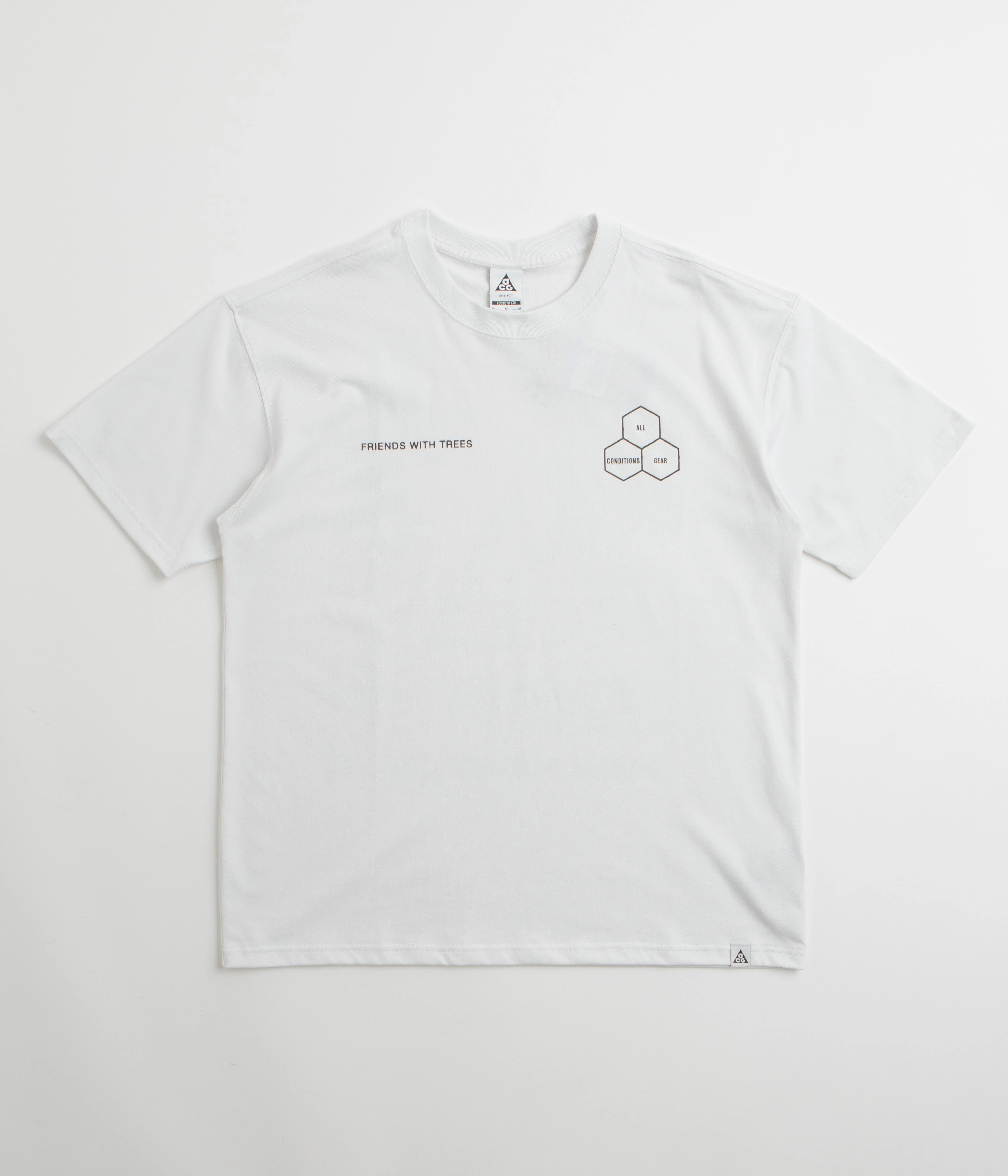 Easy Wear Look Nike ACG Walk Tree T-Shirt - Summit White