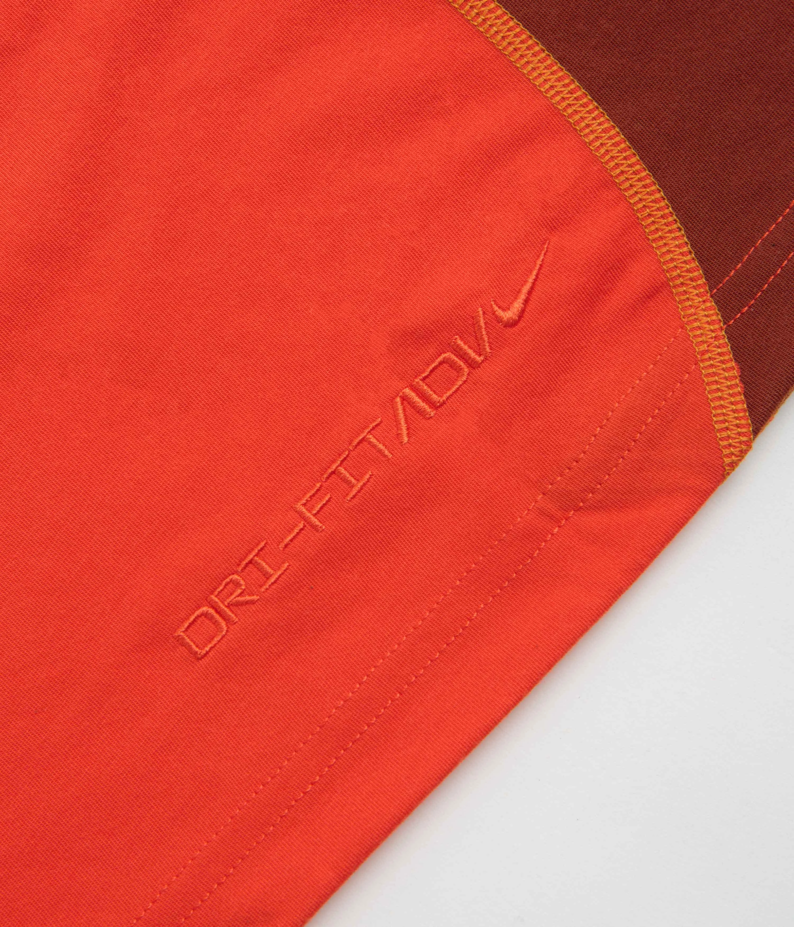 Stretchable Weave Outdoor Look Nike ACG Goat Rocks T-Shirt - Picante Red / Cinnamon / Summit White
