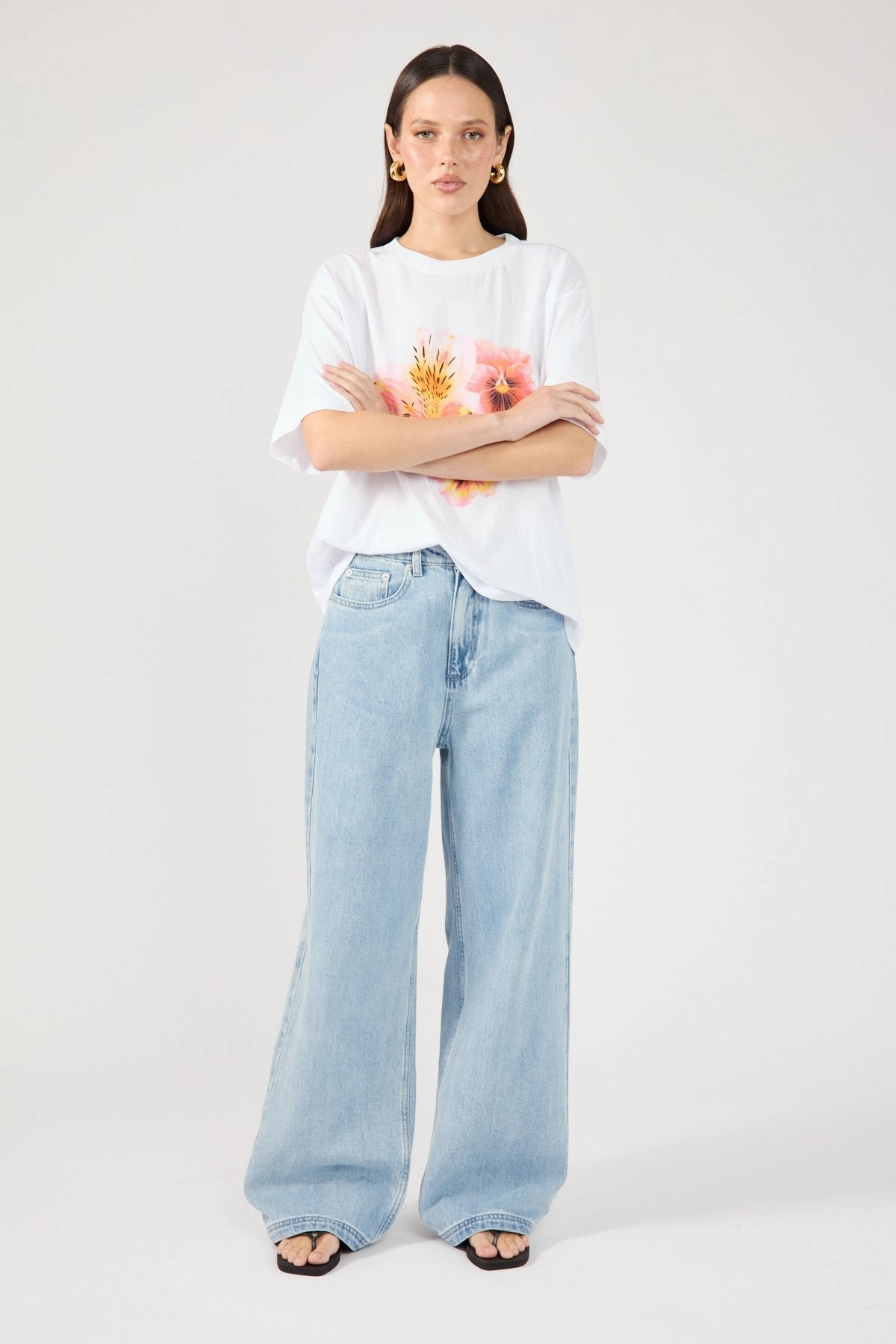 Effortless Look Minimalist Style Chill Outfit Perfect Stranger Mid Rise 90's Slouch Jean Washed Light Blue Denim