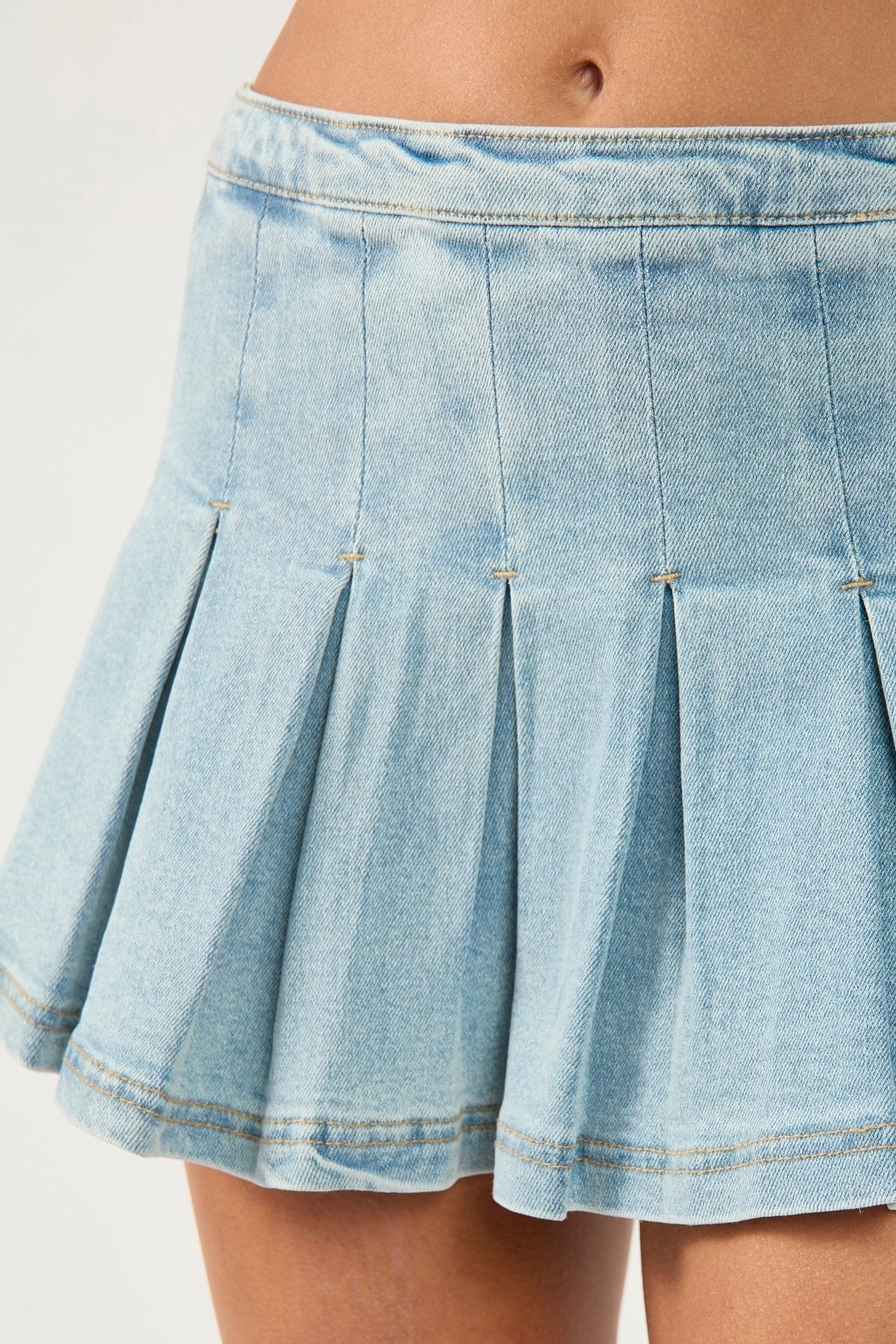 Fashion Style Perfect Stranger Georgie Pleated Denim Mini Skirt Light Blue Denim