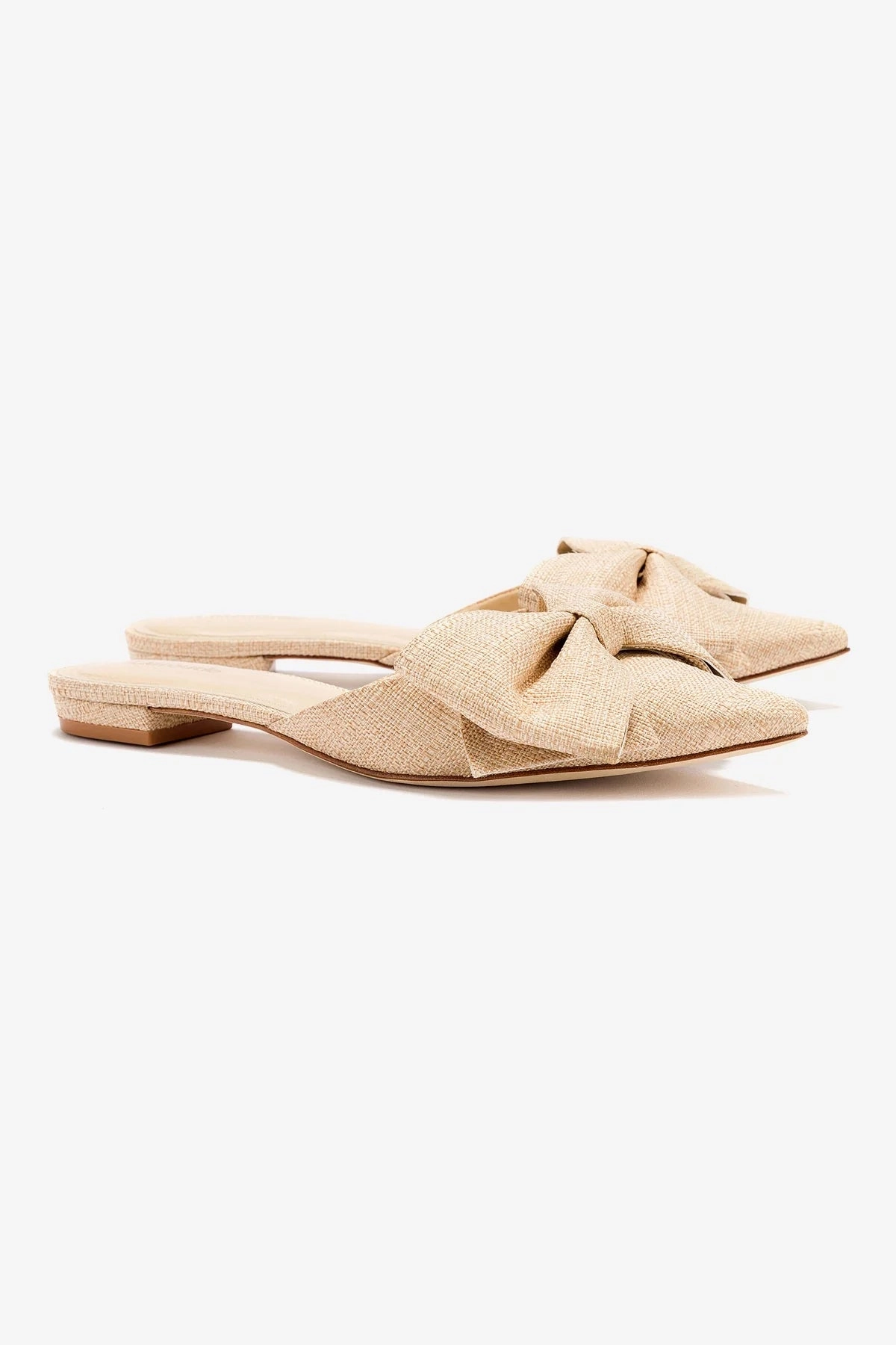 Elle Flat Mule In Beige Raffia Pose Mood