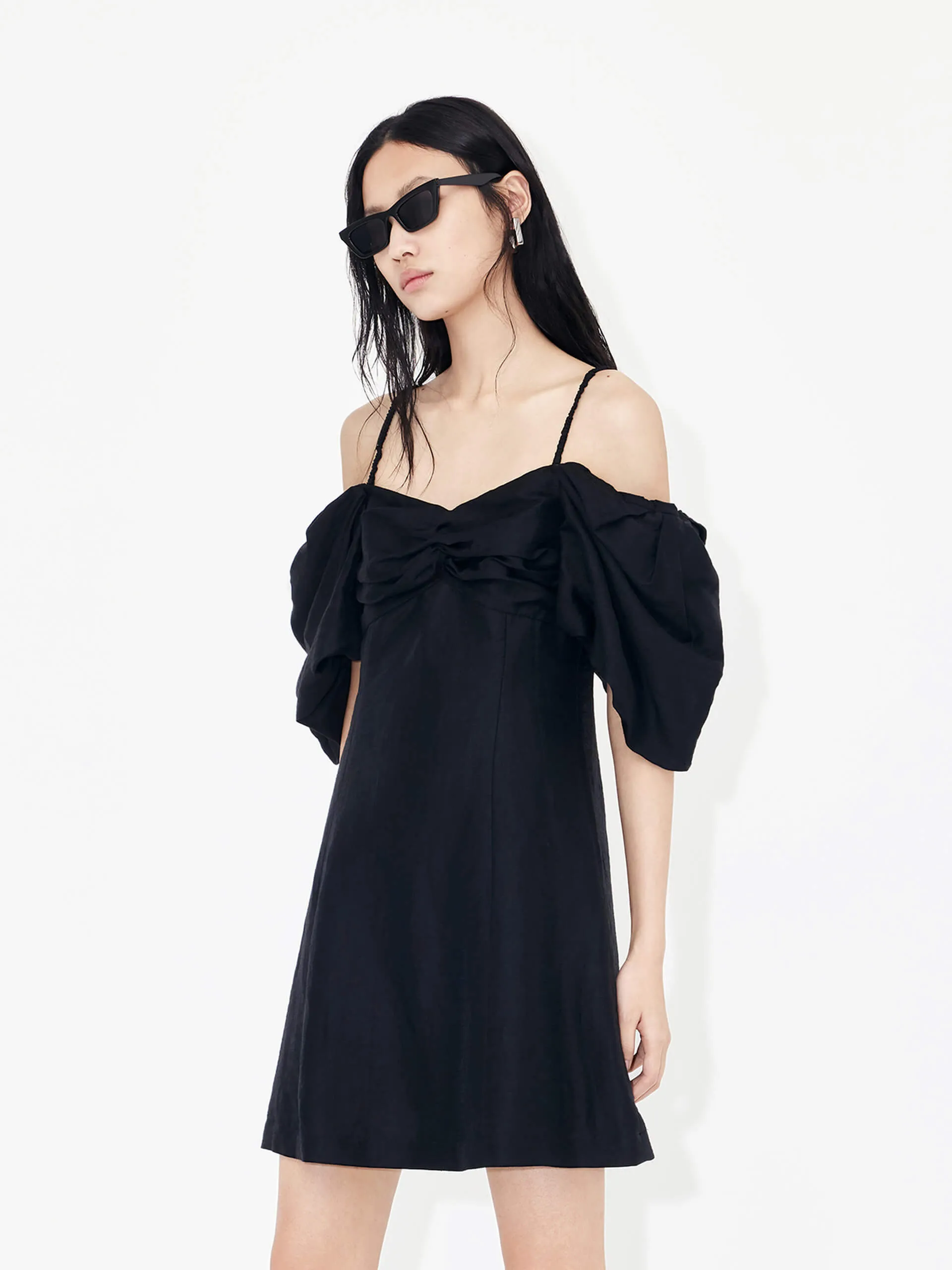 Calm Silhouette Front Twisted Cami Dress