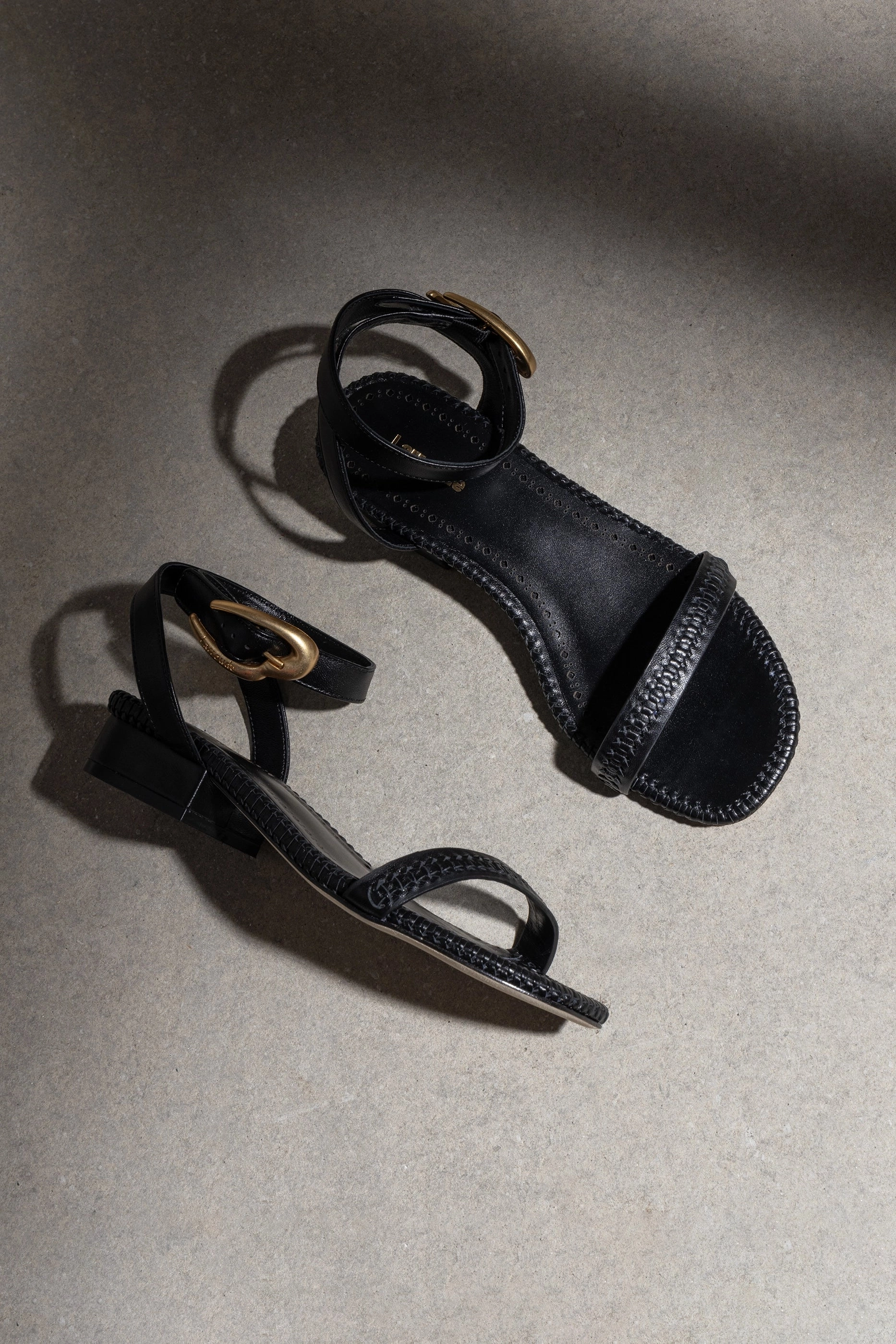 Verona Flat Sandal In Black Leather Weekend Style Flexible Design