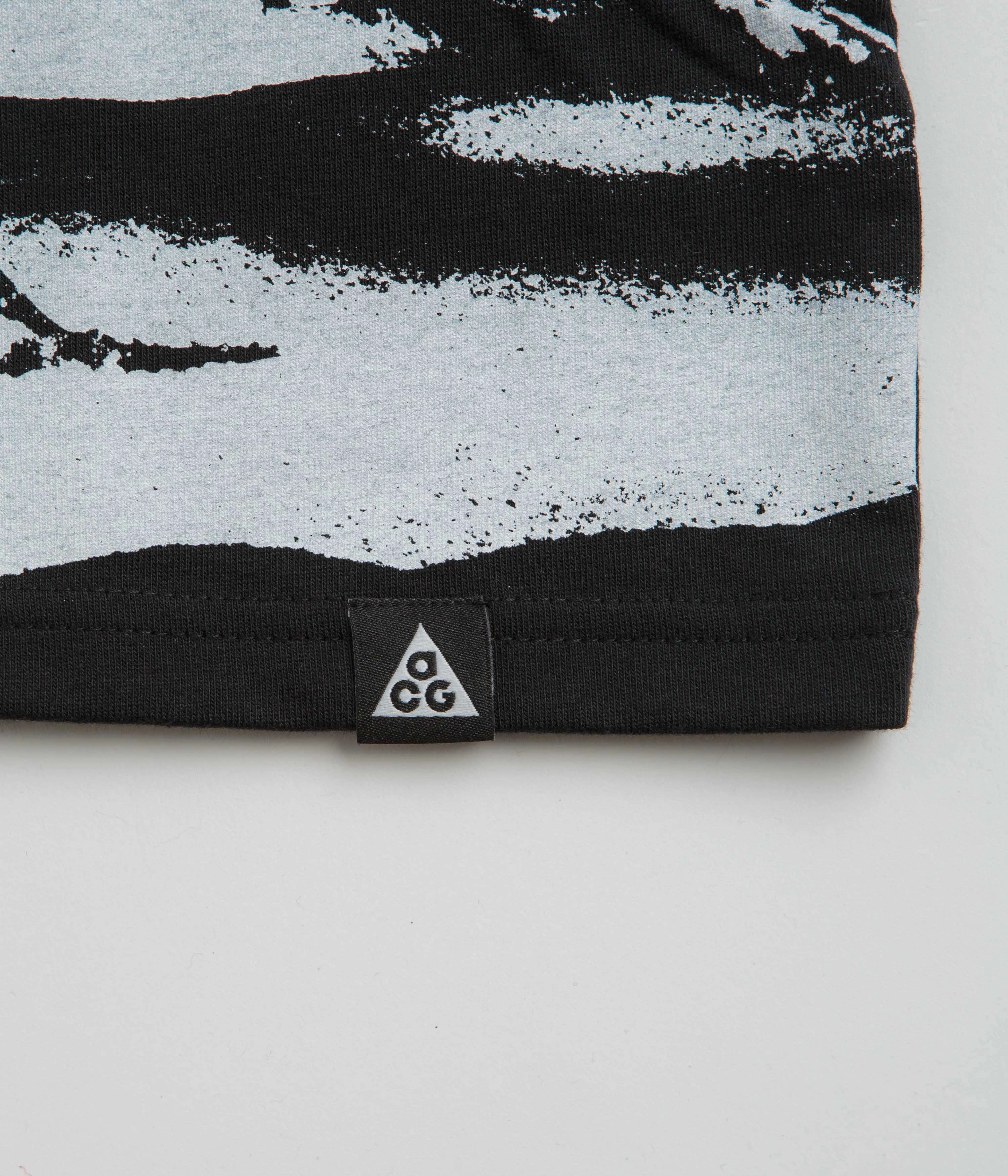 Fashion-Forward LongLastingColor Nike ACG Northern Lights T-Shirt - Black