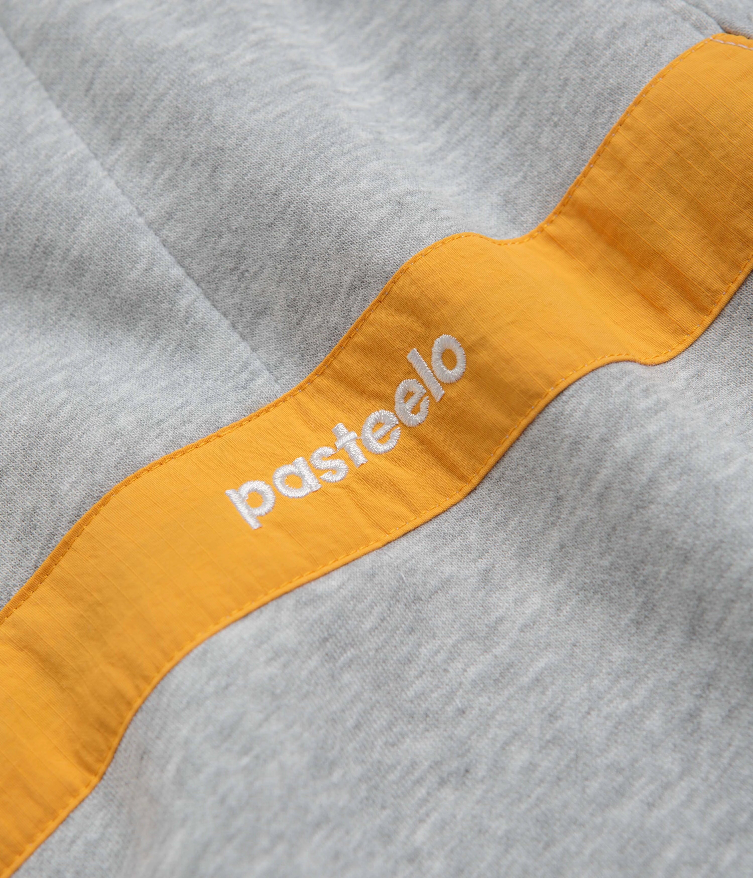 Warm and Fashionable Stylish Layer Pasteelo Contrast 1/4 Zip Sweatshirt - Heather Grey / Gold